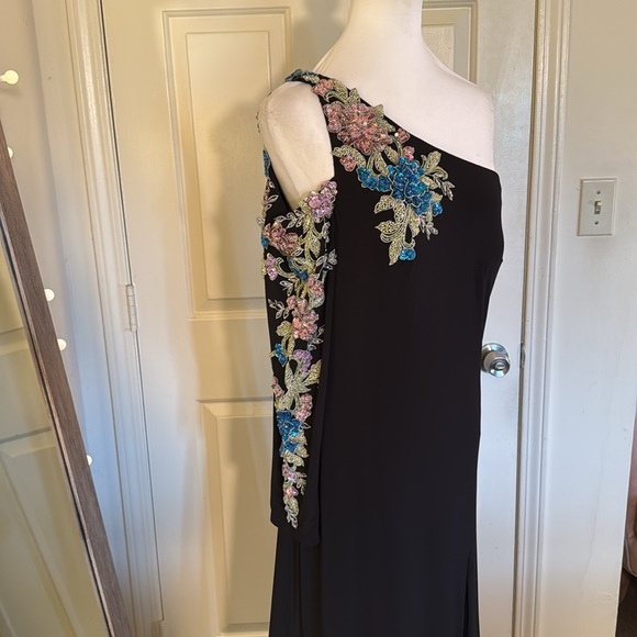 MAC DUGGAL
Black One Shoulder Long Sleeve Floral Embellished Gown - Picture 8 of 16